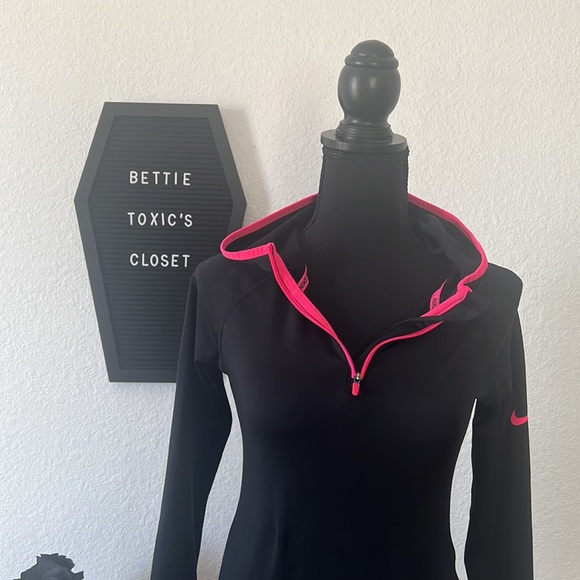 *SOLD* Nike Pro Girls Black & Pink Hoodie - Picture 8 of 14